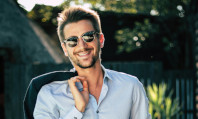  Homem com barba e óculos de sol mostrando como se tornar um homem mais atraente.